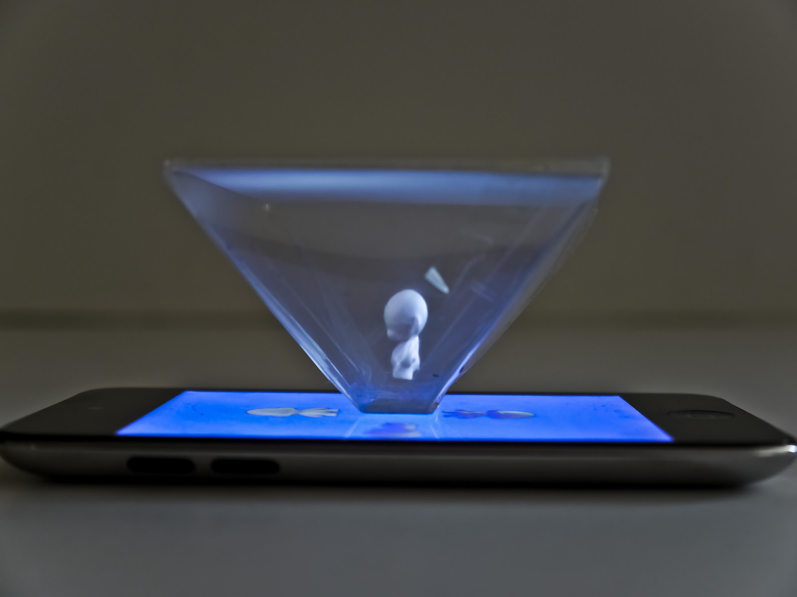 ÜBERNOTES Pepper's ghost 360° illusion pyramid test 003