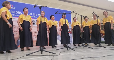 Seniors%2BShow%2BOff%2BHarmony%2BDuring%2BChristmas%2BCarols%2Bat%2BSM%2BCity%2BSan%2BJose%2Bdel%2BMonte%2B1