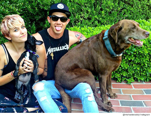 Paris Jackson loves dogs