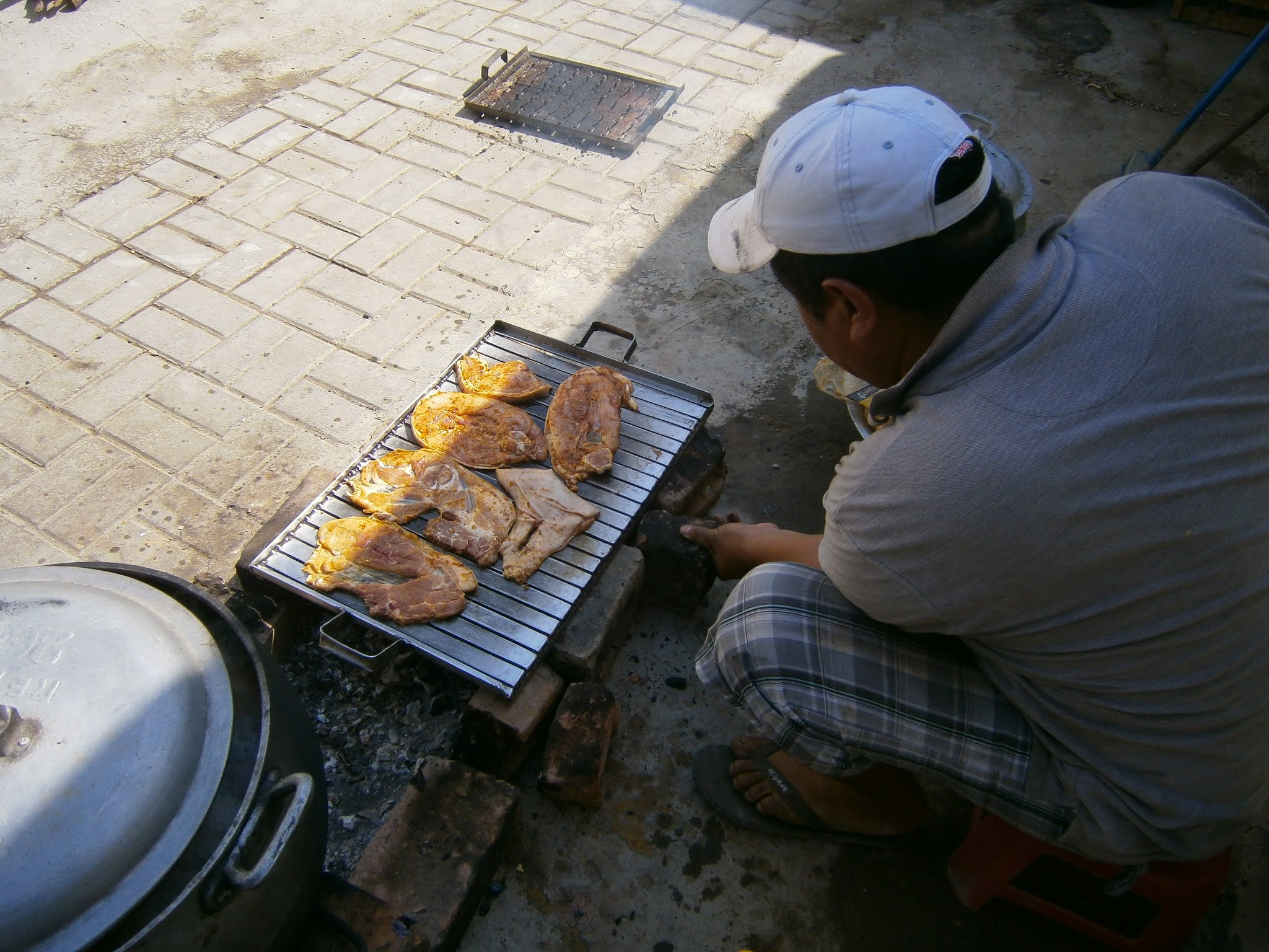 Descripción de la fotografía. Parrilla de chancho comida peruana hecha sobre parrilla y cocinada sobre brasas. Comida de la parrillada de chancho hecho sobre carbon y de sabor delicioso.