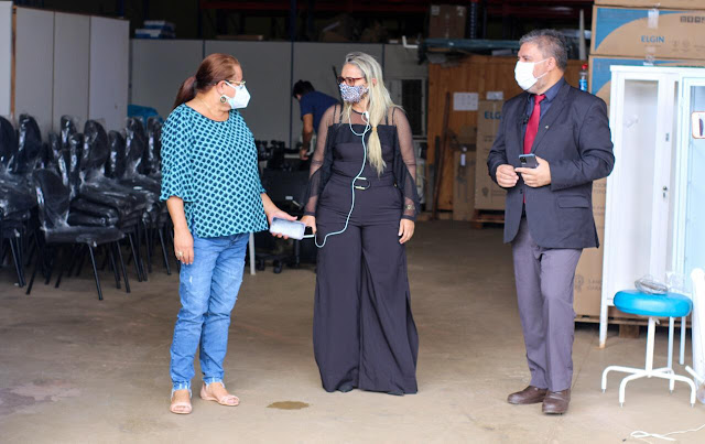 Vereadora Márcia Socorristas Animais inspeciona obras de construção da câmara fria de armazenamento das vacinas