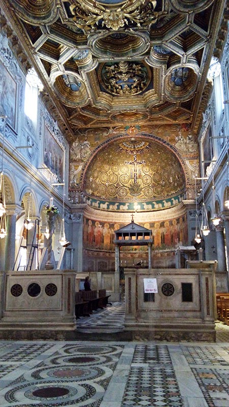 Nave central com pavimento cosmatesco, afresco do Chiari com a Glória de São Clemente e mosaico absidal