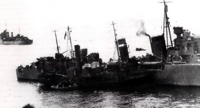 Захваченный траулер «Мюнхен» у борта британского эсминца «Сомали»