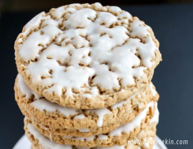 ICED OATMEAL COOKIES