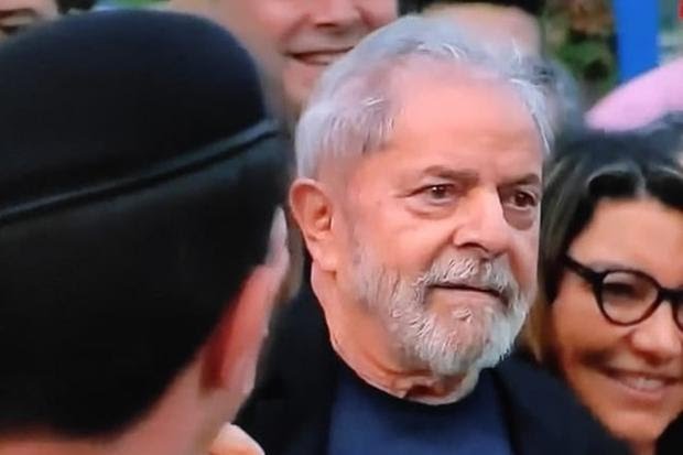 Lula é solto após um ano e sete meses preso em Curitiba