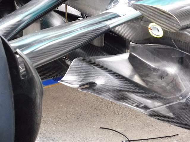 Mercedes W08 - I nuovi turning vanes hanno una soffiatura nella parte terminale