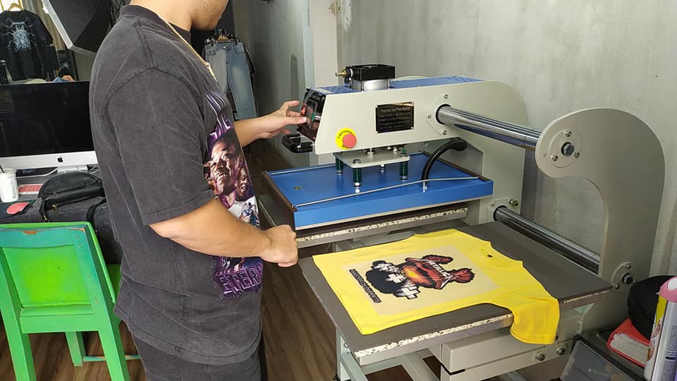 Sử dụng máy ép nhiệt để ép hình in pet lên áo