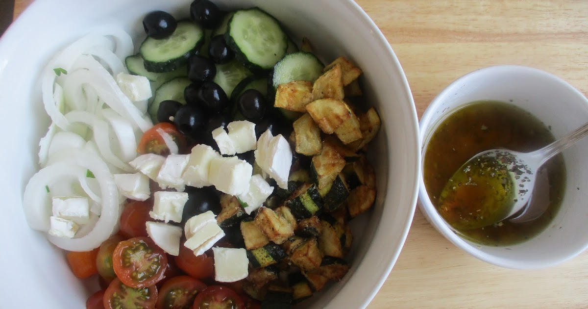Ensalada de tomate cherry con taquitos de calabacín frito y queso de cabra