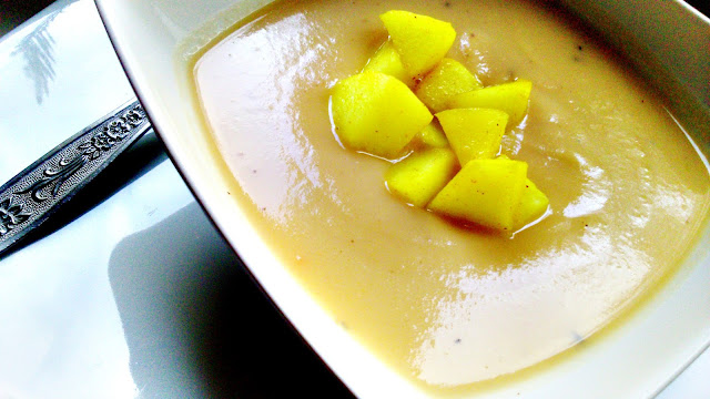 Zupa krem z brukwi ze smażonymi jabłkami w curry