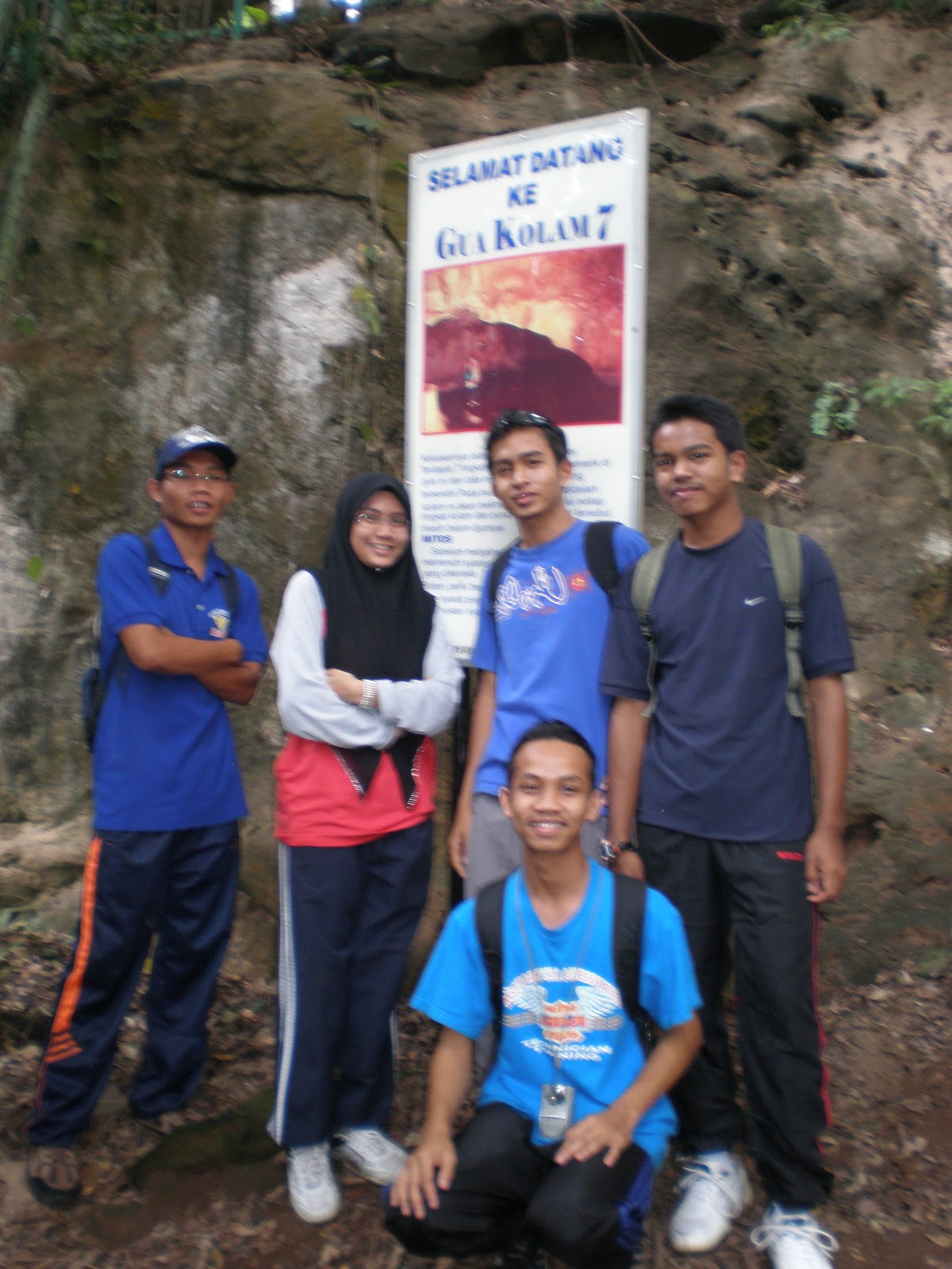 ART & HISTORY: ekspedisi gunung senyum bersama student at SMK Seri Rompin