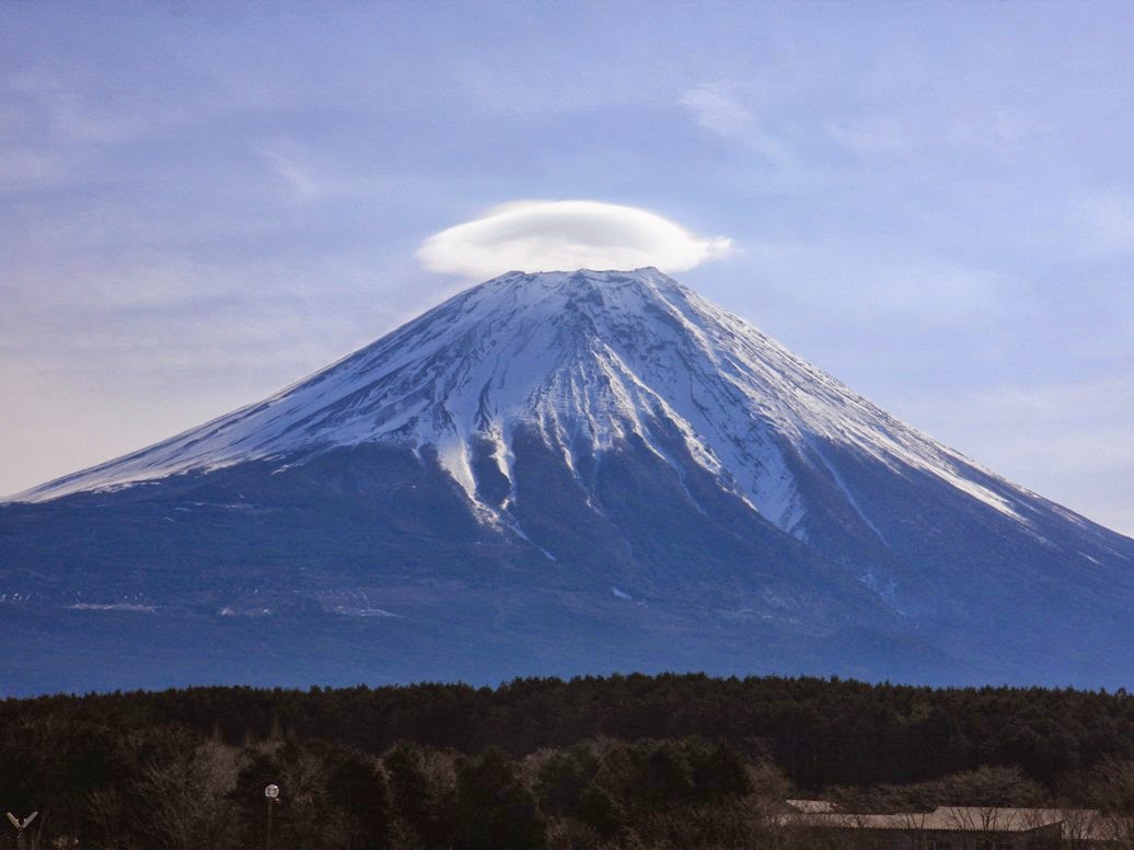 Фудзияма нагаева. Вулкан Фудзияма высота. Фудзияма жерло. Фудзияма кратер. Вулкан Фудзияма 3776 м.