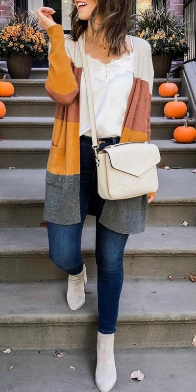 Change up your look with a variety of fabrics and textures. Mix colors, patterns, and cardigan lengths to really make your look pop. Here are 26 Breathtaking Cardigan Styles that are Chic and Warm. Winter outfits via higiggle.com #cardigan #winterstyle #knit #sweater