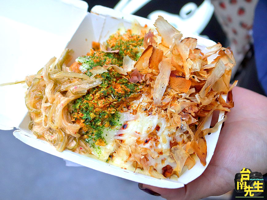 高雄章魚燒/下午才營業只賣4小時/限量供應晚來吃不到/當天採買新鮮章魚/每日隨機四種口味/隱藏版不定期推出/堅持現點現做/附贈自製小菜