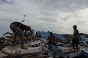 Akibat Gempa Gedung SMK 1 Mamuju Dirobohkan, Warga Manfaatkan Sisa Reruntuhan