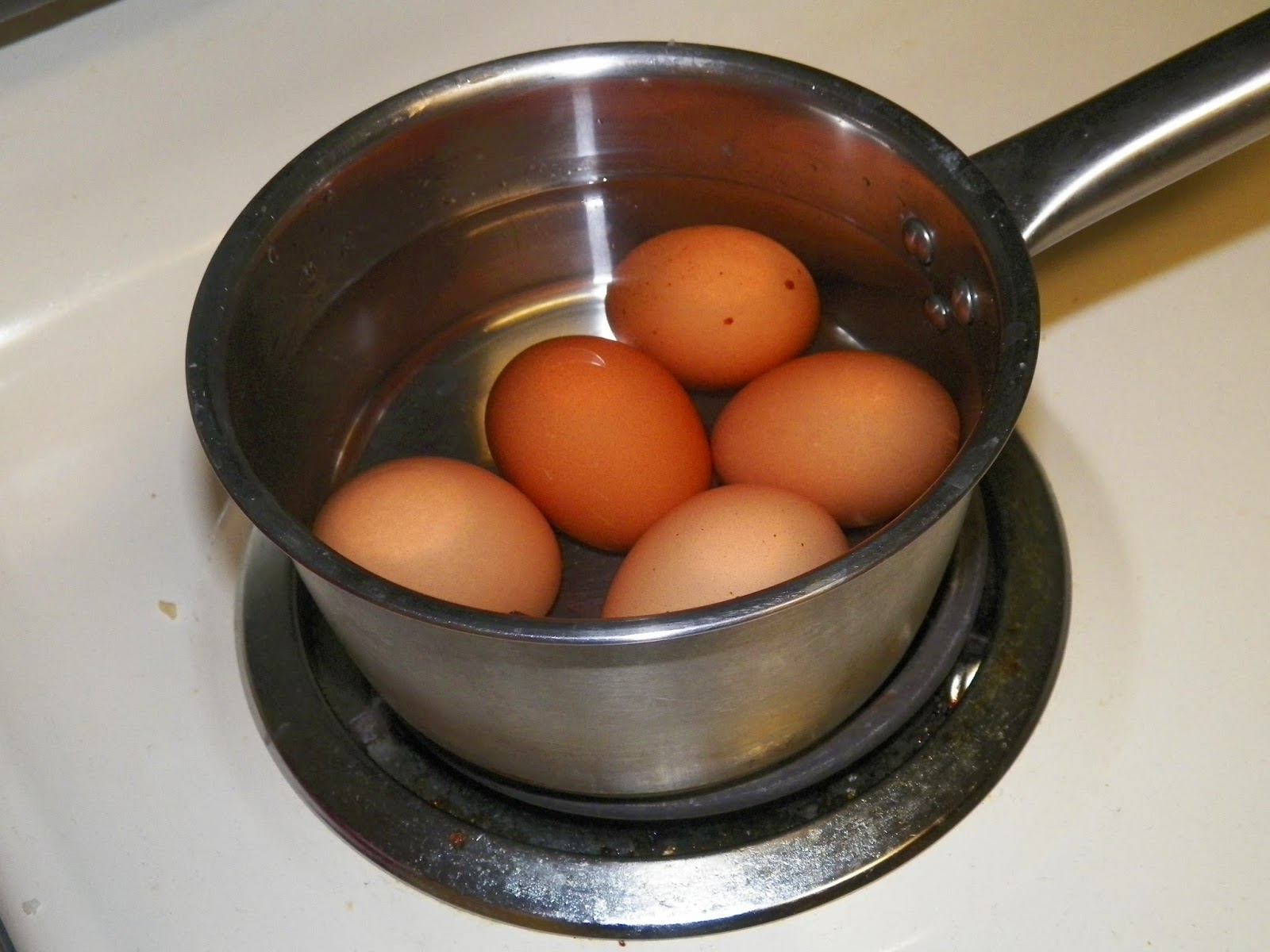 Яйца вкрутую в кипящей воде. Яйца в кастрюле. Яйца варятся. Варить яйца. Отварка яиц.