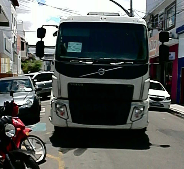 Sistema de GPS bloqueia caminhão no centro de Jacobina; SMTT orienta motoristas