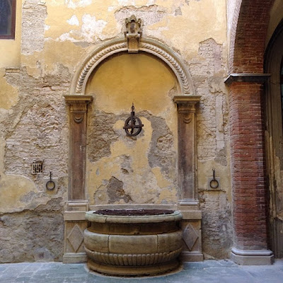 Siena: pozzo di Palazzo Patrizi in Via di Città