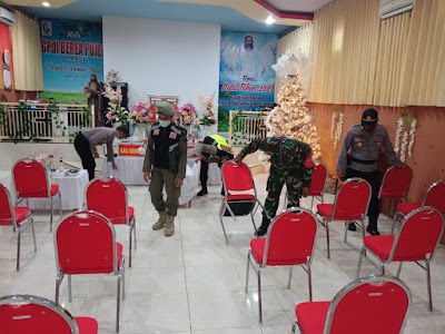 Berikan Rasa Aman, Anggota Polsek Pujer Periksa Ruangan Gereja GPdl Berbea Berikan Rasa Aman, Anggota Polsek Pujer Periksa Ruangan Gereja GPdl Berbea