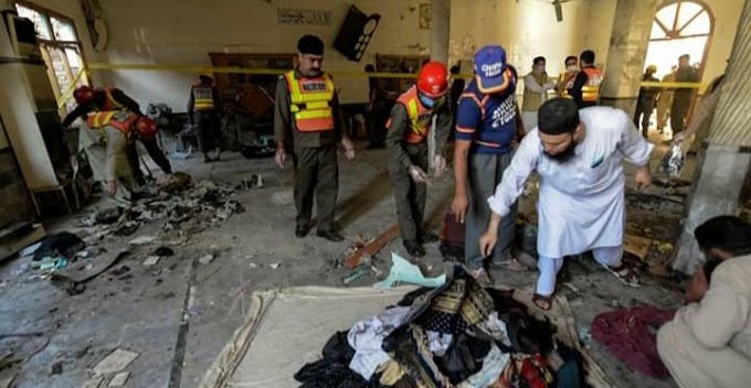 Peshawar madrassa bomb blast kills 7, injures 70.