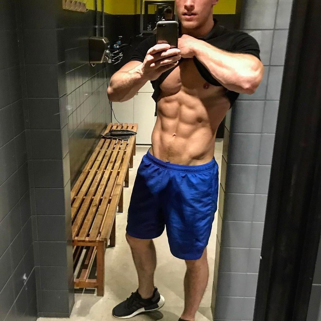 anonymous-baited-young-college-fit-locker-room-hunk-abs-selfie