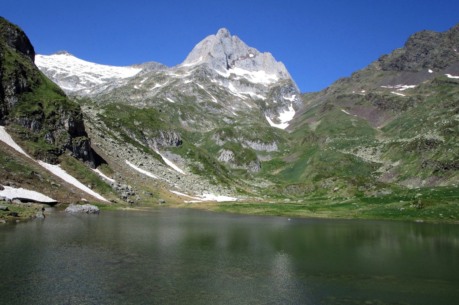 La luz de la montaña Lac deth Hòro y Valle de Nere