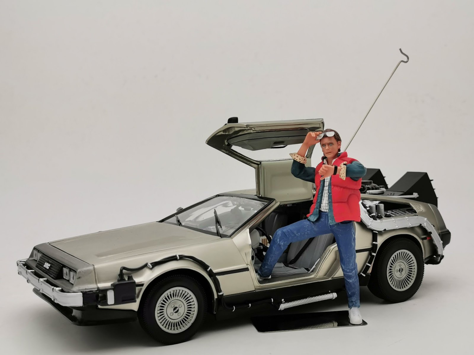 Galeria dos Brinquedos DeLorean De Volta para o Futuro com as figuras do Marty McFly e Dr Galeria dos Brinquedos DeLorean De Volta para o Futuro com as figuras do Marty McFly e Dr