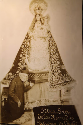 Ntra. Sra. de los Remedios con el Padre José arrodillado, fotografía antigua
