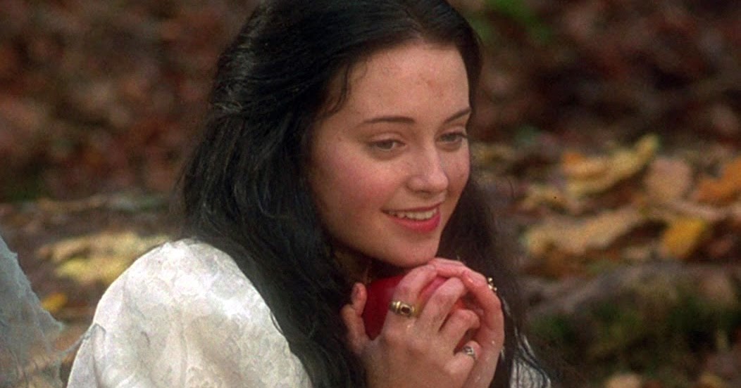 моника кина белоснежка: страшная сказка. Snow white tale. Snow white tale book. белоснежка 1997. белоснежка 1997.