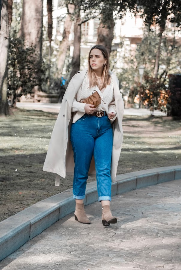 Outfit con cardigan y mom jeans