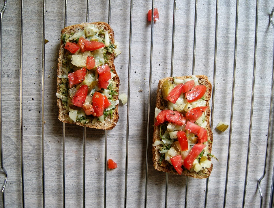 Pesto pietruszkowe i z lubczykiem -  na kilka sposobów  