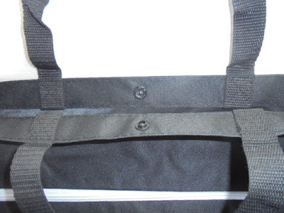 スナップボタン留め開口部