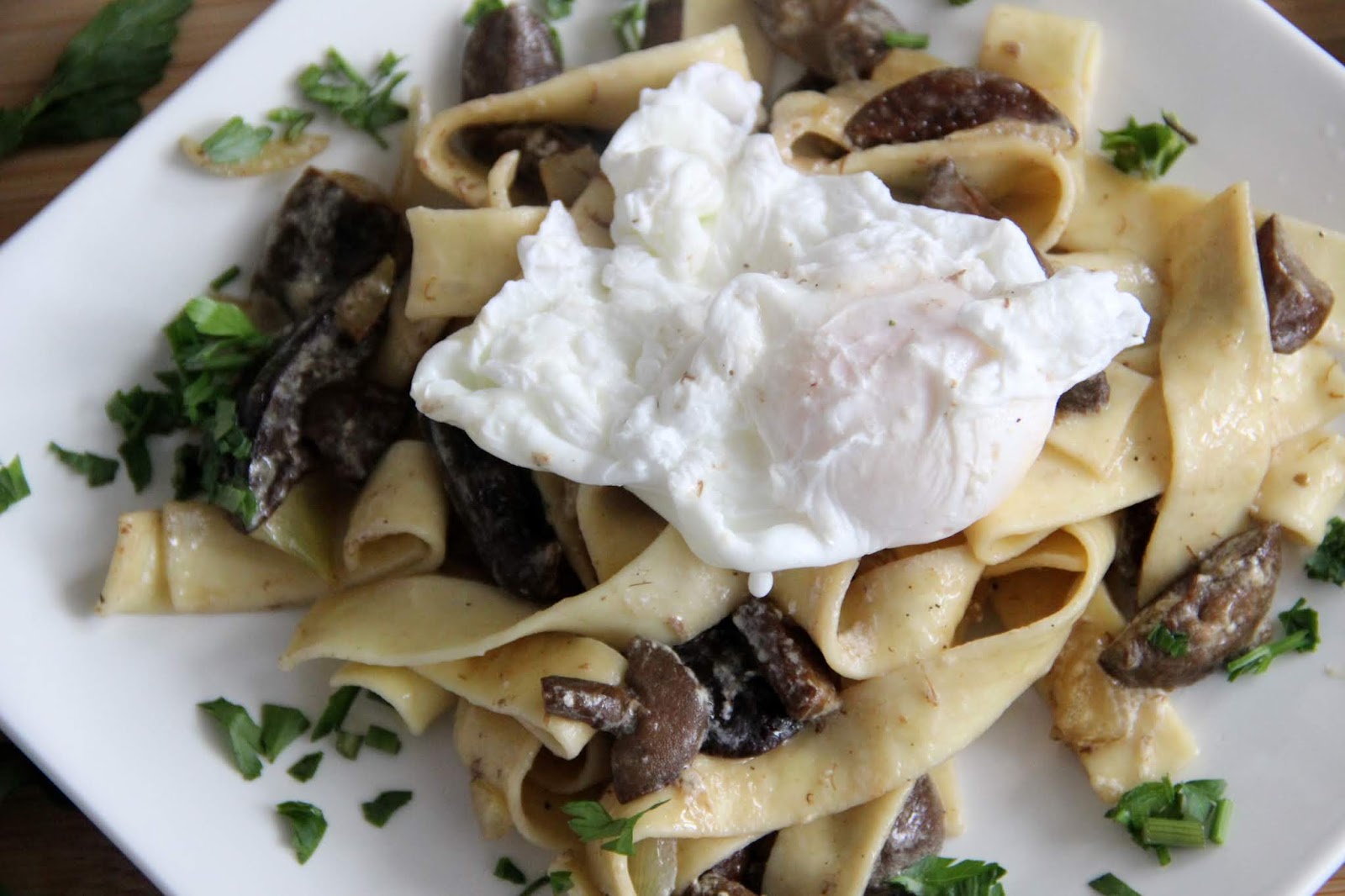 Makaron pappardelle podany z grzybami leśnymi i