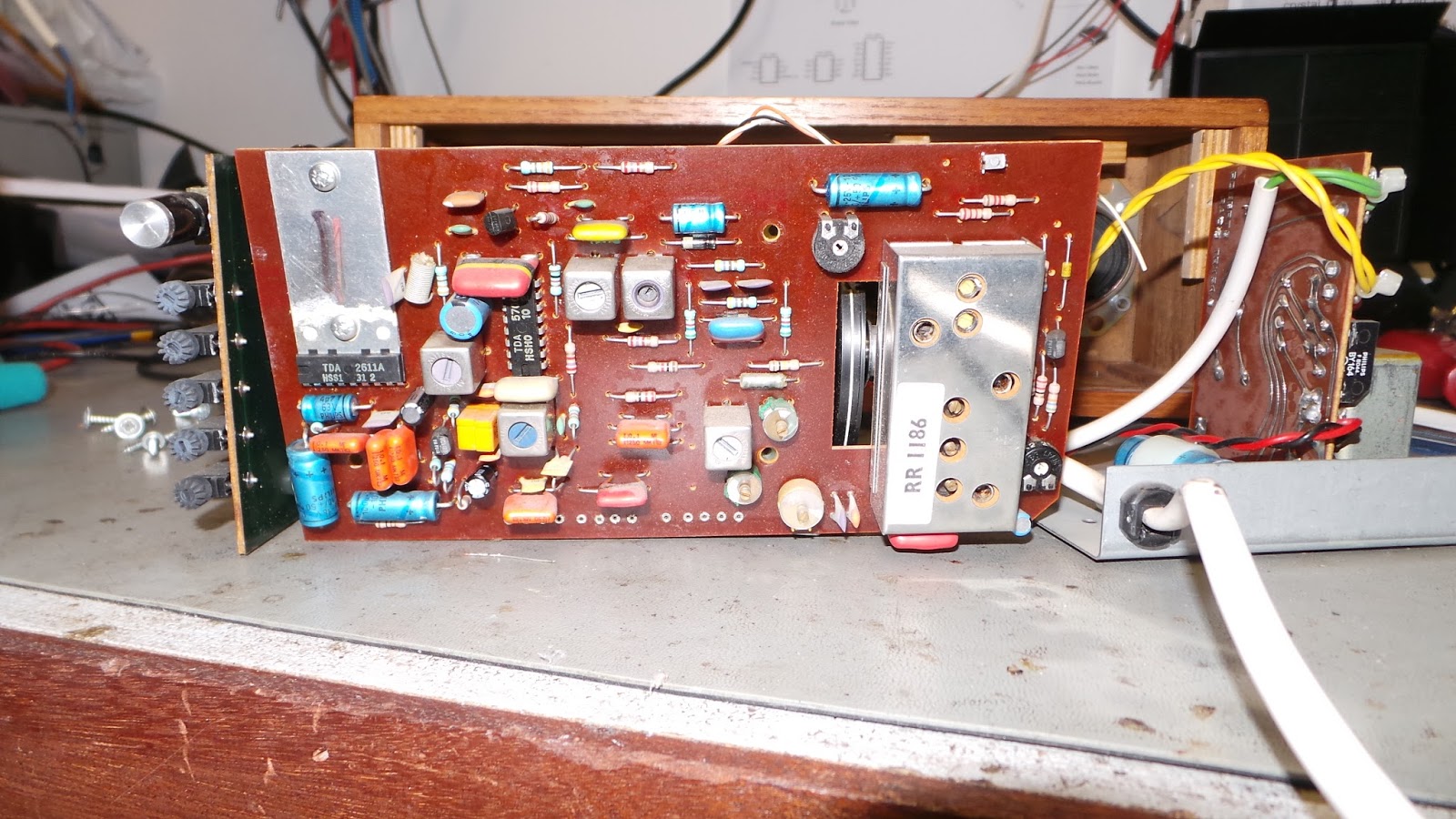 Doz' Blog Roberts RM33 Desktop Radio repair. Freezer spray on the cheap.