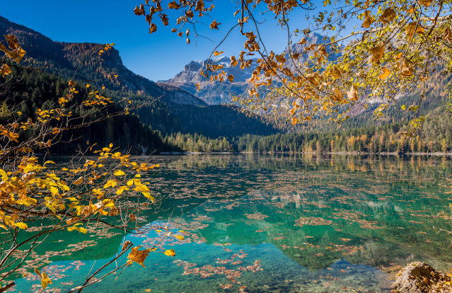 lago di tovel autunno foliage