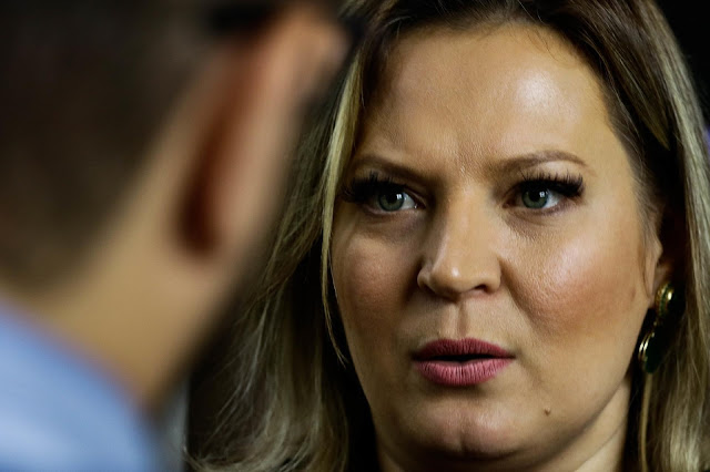 Ex-funcionários acusam deputada Joice Hasselmann de produzir Fake News Ex-funcionários acusam deputada Joice Hasselmann de produzir Fake News