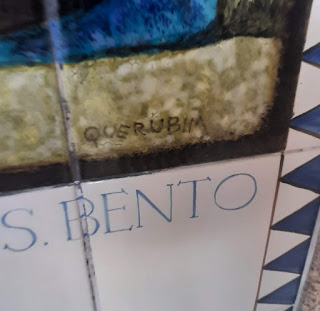 Assinatura do ceramista Querubim no painel de azulejo de São Bento da Porta Aberta