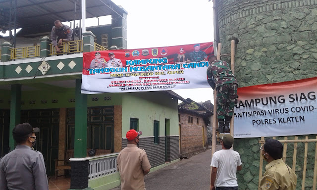 Babinsa Koramil 23/Ceper Bersama Bhabinkamtibmas Monitoring Pemasangan Spanduk Program Kampung Tangguh