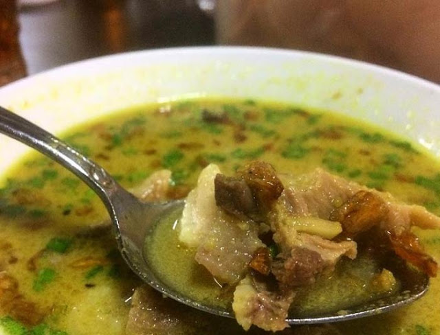 Empal Gentong, kuliner khas Kota Udang Cirebon ini kini hadir di Banjarbaru. Kuliner yang diolah dalam gentong tanah liat dan dimasak di atas arang ini bisa dinikmati di Landasan Ulin.