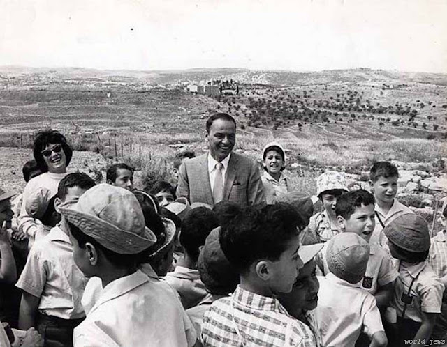 Фрэнк Синатра в Израиле в окружении детей