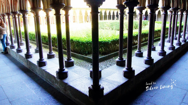 隱修院的迴廊經過設計，顯得特別輕巧，以雙排石柱錯開的排列方式，營造出變化多端的視覺效果。
