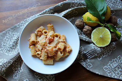 Pesto al limone su base di patate dolci, aglio e noci per condire la pasta. Ricetta vegan, cucina vegetariana