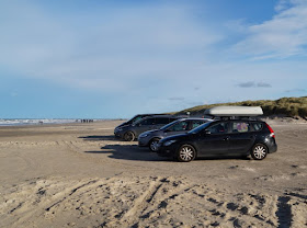 Am Autostrand in Dänemark: Pro und Contra. Auf Küstenkidsunterwegs stelle ich Euch die Argumente für und gegen das Befahres des Strands mit dem eigenen PKW vor und berichte von unseren ganz persönlichen Erfahrungen am Strand von Dänemark.