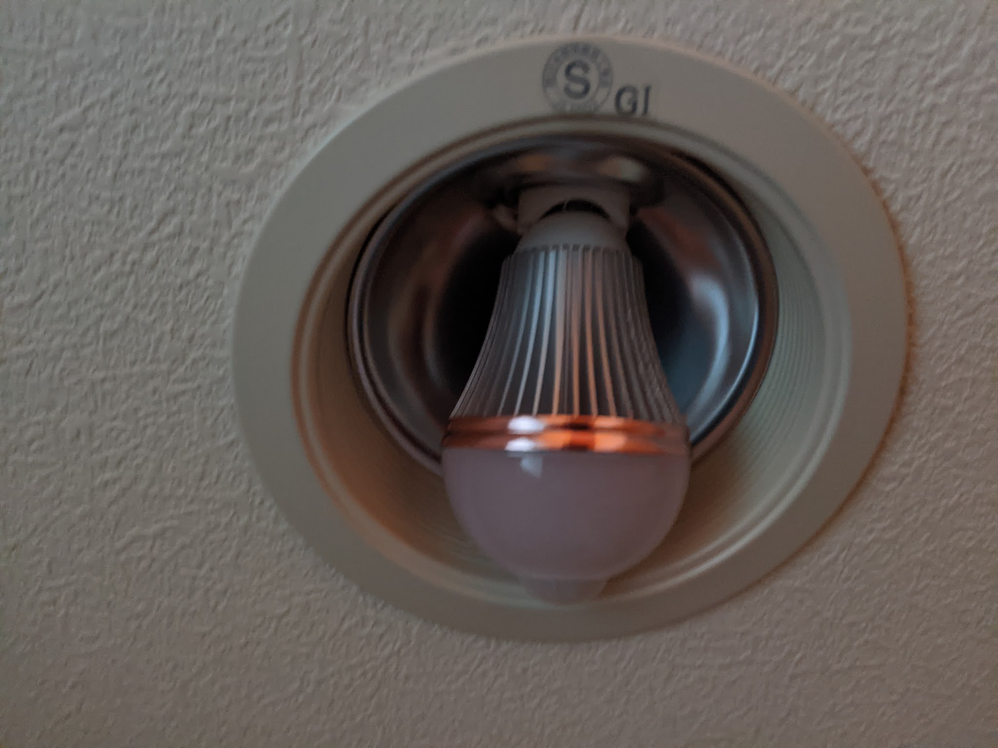 玄関の横向きなダウンライトを人感センサー電球にしてみたよOTOKONOMI