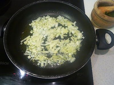 Alcachofas y patatas a la importancia. Sofriendo la cebolleta