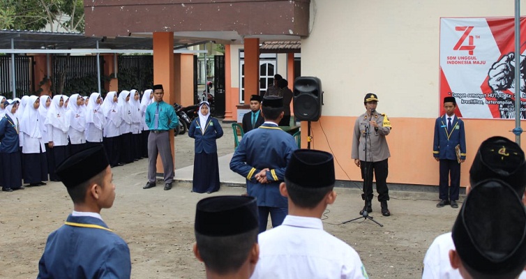 Menjadi Pembina Upacara, Ini pesan Wakapolres Trenggalek untuk santri MBS 