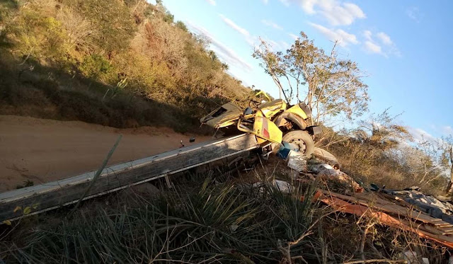 Motorista morre após caminhão capotar no município de Miguel Calmon