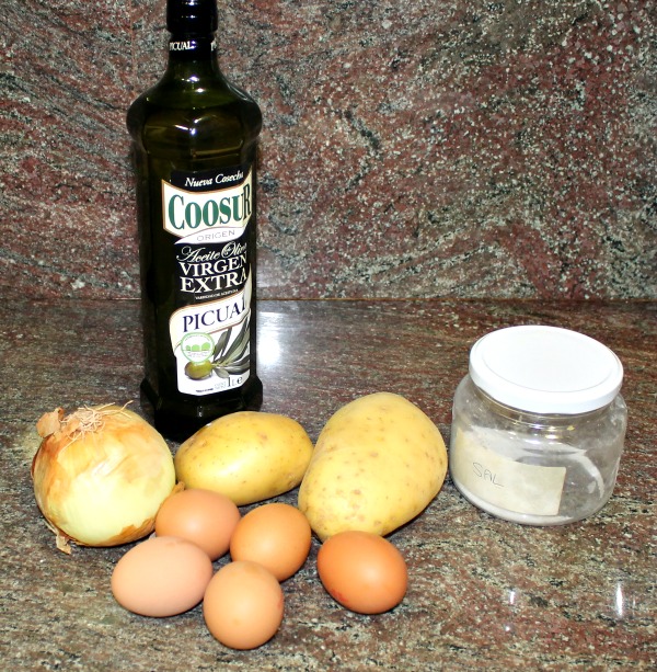 Receta de tortilla de patatas con cebolla, paso a paso y con fotografías
