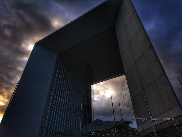 La grande arche sous les caprices du ciel en impose, non ? La grande arche sous les caprices du ciel en impose, non ?