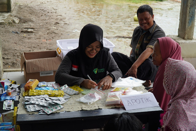 LKC Dompet Dhuafa Datangi Warga Korban Banjir di Sembilangan Babelan Tarumajaya LKC Dompet Dhuafa Datangi Warga Korban Banjir di Sembilangan Babelan Tarumajaya