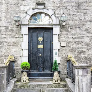 Things to do near Athlone: Door flanked by sphinxes in Tullamore